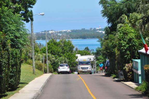 Pilotando uma scooter eplas estradas de Bermuda